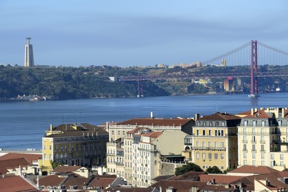Portugal, Lisbonne, quartier du Chiado, vue sur la rive sud du Tage avec le Cristo Rei (Christ Roi) et le pont du 25 de Abril en arrière plan