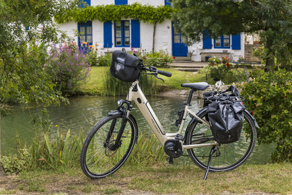 France, Deux-Sèvres (79), le Marais Poitevin, la Venise Verte, bicyclette électrique Peugeot concue pour la randonnée