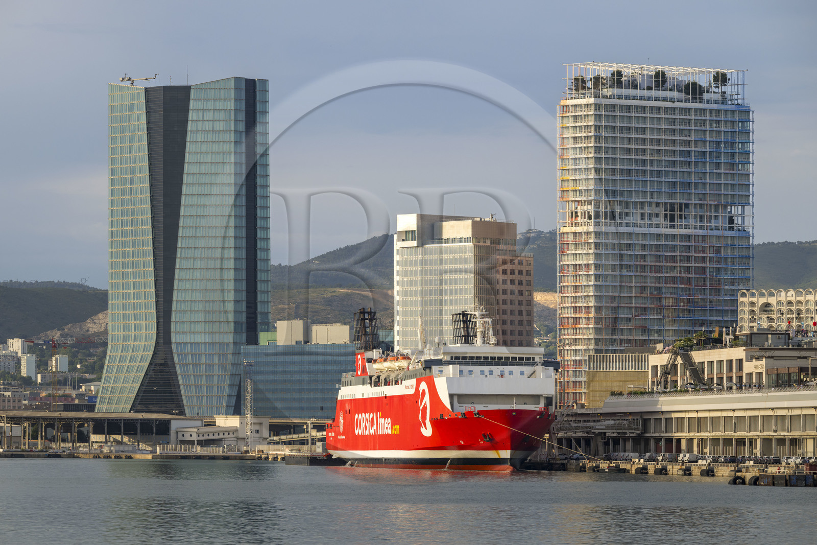 France, Bouches-du-Rhône (13), Marseille, Zone Euroméditerranée, Grand Port Maritime, la tour CMA CGM et tour La Marseillaise, un ferry de Corsica Line à quai