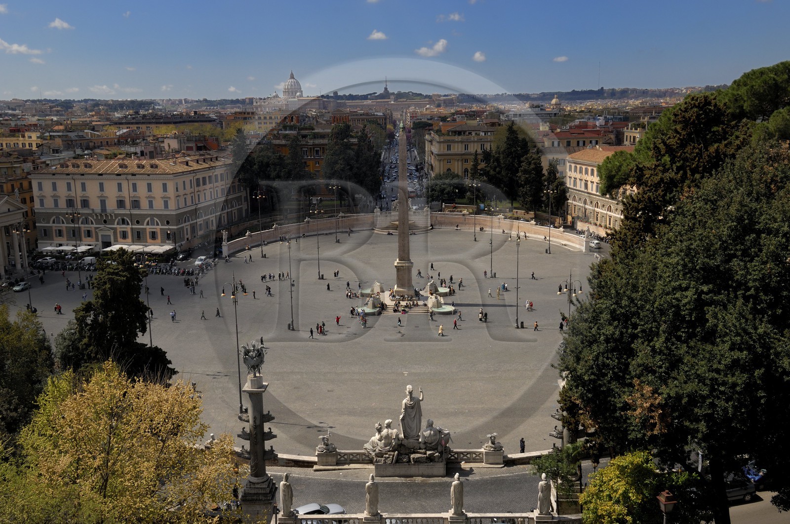Italie, Latium, Rome, centre historique classé Patrimoine Mondial de l'UNESCO, piazza del Popolo et la basilique Saint-Pierre en arrière plan
