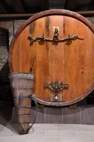 France, Bas-Rhin (67), Route des vins d'Alsace, Mittelbergheim, labellisé Les Plus Beaux Villages de France, caves souterraines du XVIème siècle du domaine viticole GILG, foudre centenaire