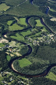 Suède, Vasterbottens, la rivière Lögde vers son embouchure dans la mer baltique traversant le village de Lögdea (vue aérienne)
