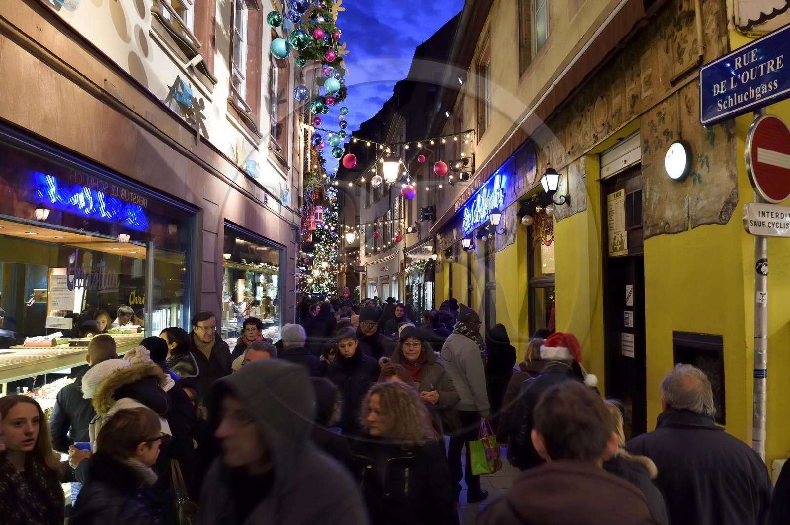 France, Bas-Rhin (67), Strasbourg, vieille ville classée Patrimoine Mondial de l'UNESCO, la rue de l'Outre et le Grand Sapin de Noël de la place Kléber en arrière plan