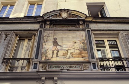 France, Paris (75), ancienne enseigne du magasin Au planteur place de la Contrescarpe