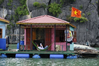 Vietnam, province de Quang Ninh, la Baie d'Halong classée Patrimoine Mondial de l'UNESCO, village flottant de pêcheurs de Vong Vieng
