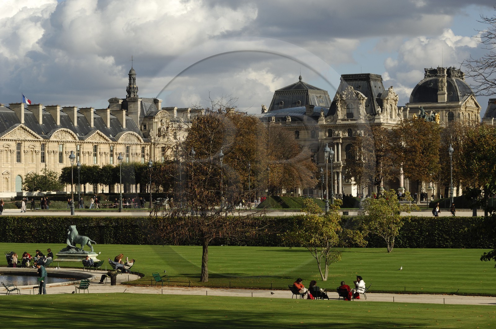 France, Paris (75), le Jardin des Tuileries avec en arrière-plan le Musée des Arts Décoratifs dans l'aile de Marsan du palais du Louvre