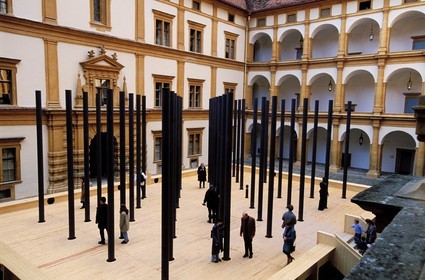 Autriche, Styrie, Graz, centre historique classé Patrimoine Mondial de l'UNESCO, château Schloss Eggenberg, exposition d'Art Contemporain dans la cour intérieure, oeuvre de l'architecte italien Pietro de Pomis