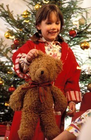 France, Noël en famille, après l' ouverture des cadeaux, la petite fille avec son ours en peluche
