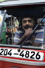 Sri Lanka, province de l'Est, Trincomalee, chauffeur de Tuk-Tuk devant le marché couvert