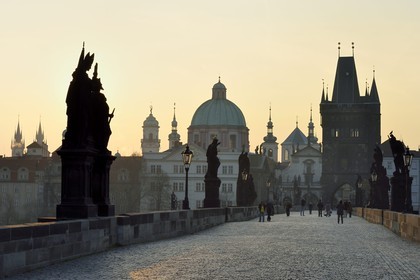 République Tchèque, Prague, centre historique classé Patrimoine Mondial de l'UNESCO, le pont Charles (Karluv Most ou Karlov Most), en arrière plan la vieille ville (Stare Mesto) avec l'église Saint-François d'Assise au centre et l'église Baroque Saint-Sauveur dans le Clementinum