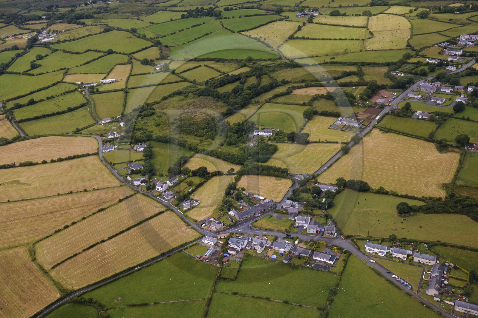 Royaume-Uni, Angleterre, Pays de Galles, Anglesey, le village de Llandbedrgoch vers Benllech sur la côte nord (vue aérienne)