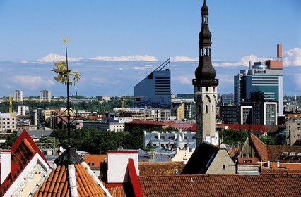 Estonie (Pays Baltes), région de Harju, Tallinn, capitale européenne de la culture 2011, le beffroi de l'Hôtel de Ville encadré par deux gratte-ciels de la ville moderne