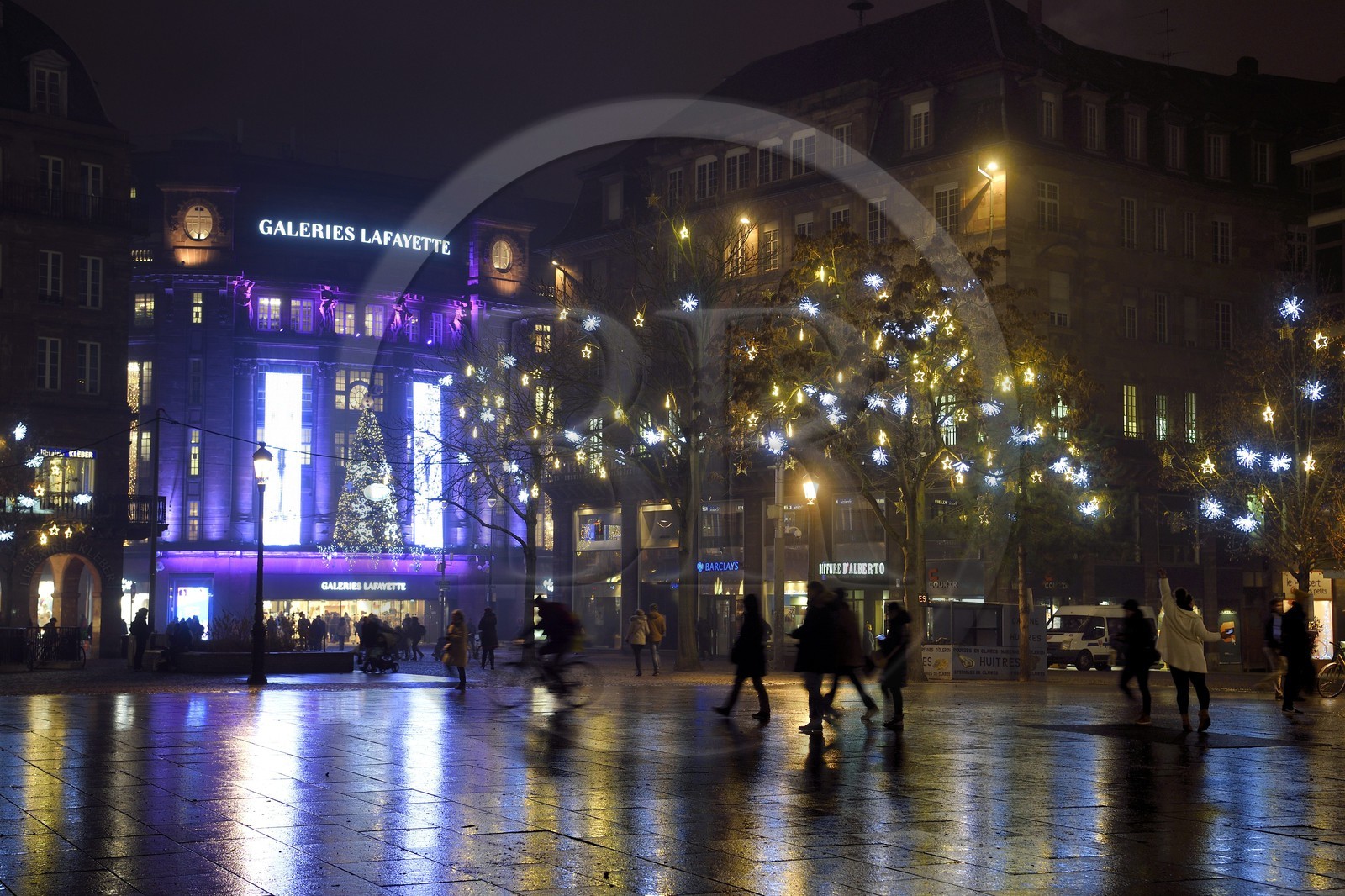 France, Bas Rhin, Strasbourg, the place Kleber et the Galeries Lafayette department store decorated for Christmas in Rue du 22 Novembre