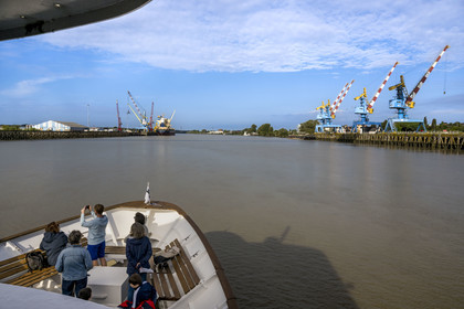 France, Loire-Atlantique (44), Nantes, bateau touristique descendant la Loire et les quais du port de commerce de Nantes à Cheviré sur la rive gauche et à Roche-Maurice sur la rive droite