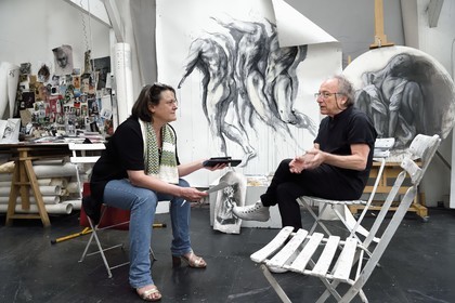 France, Ivry-sur-Seine (94), l'artiste plasticien Ernest Pignon-Ernest dans son atelier, interview de Françoise Monnin pour Artension