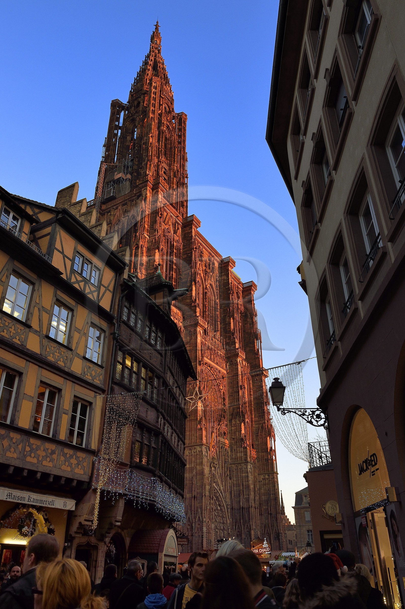 France, Bas-Rhin (67), Strasbourg, vieille ville classée au Patrimoine Mondial de l'UNESCO, place de la cathédrale, la maison Kammerzell (Xve siècle) convertie en un hôtel et restaurant, la cathédrale Notre Dame en arrière plan