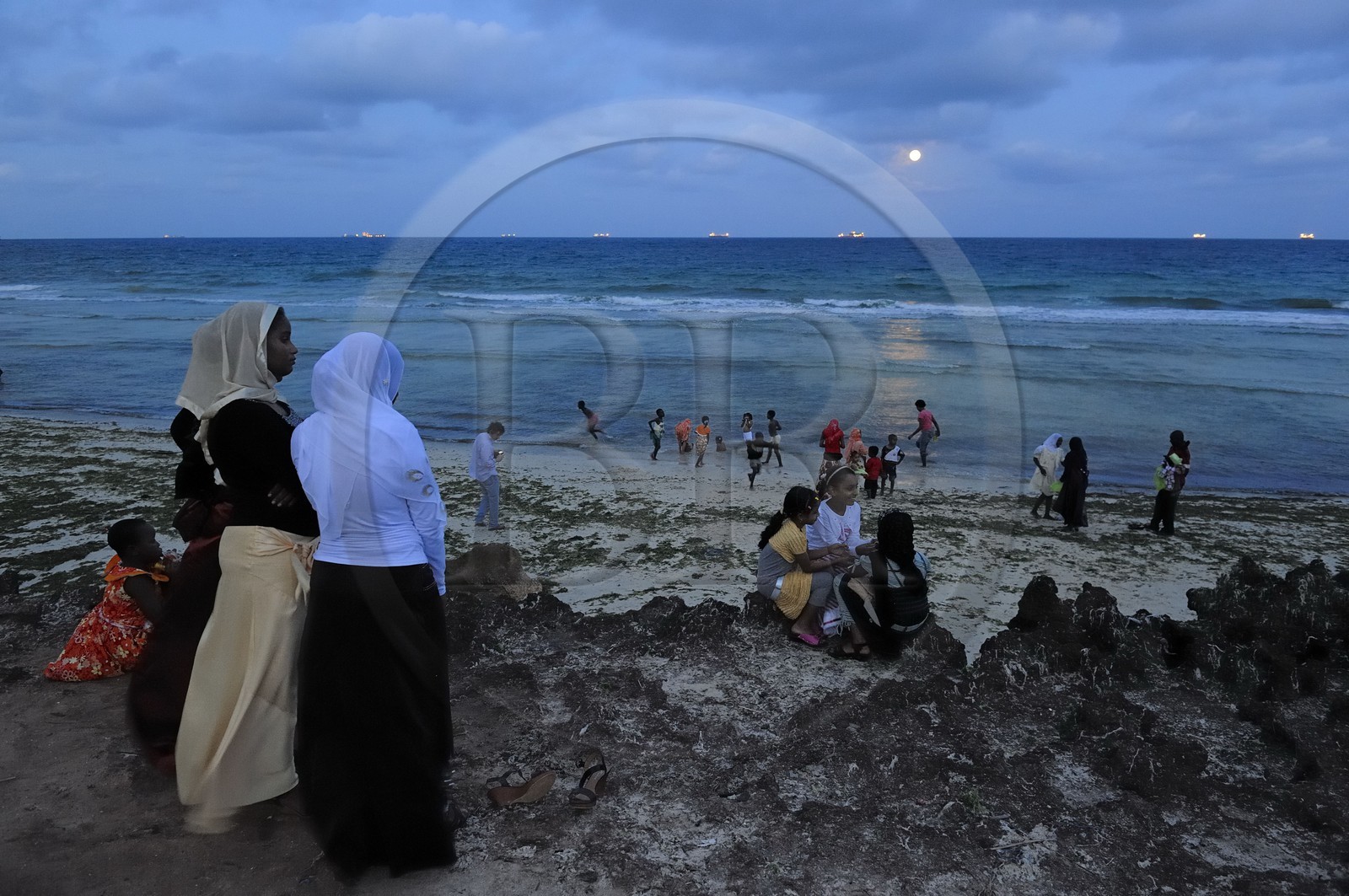 Tanzanie, Dar es-Salaam, il y a encore foule à Coco Beach à la tombée de la nuit le dimanche