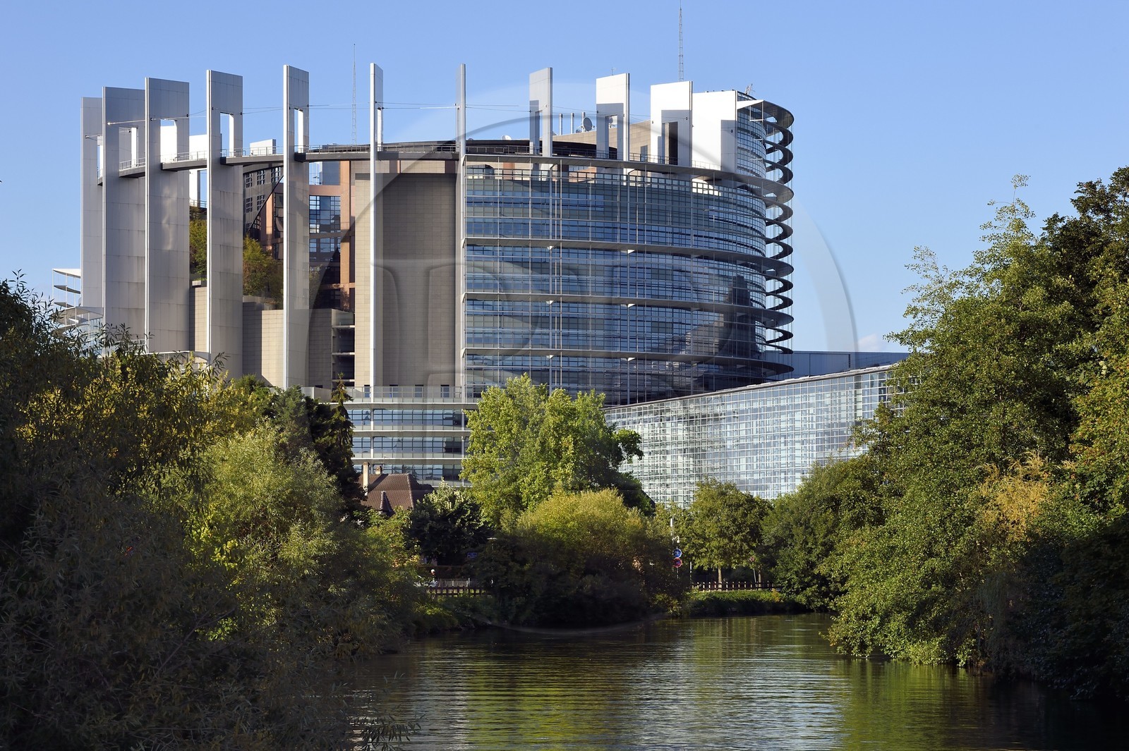 France, Bas-Rhin (67), Strasbourg, quartier européen, le Parlement européen en bordure de la rivière l'Ill