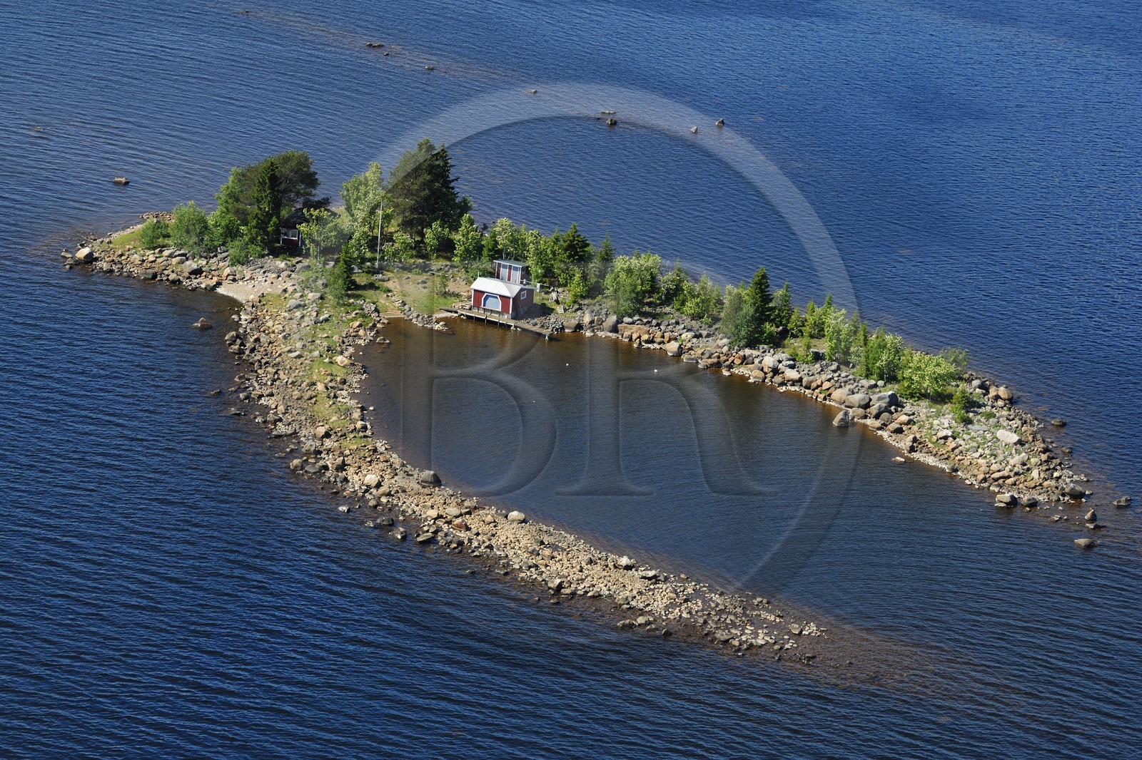 Suède, Laponie, comté de Norrbotten, région de Lulea, petite maison sur une île en Mer Baltique (vue aérienne)