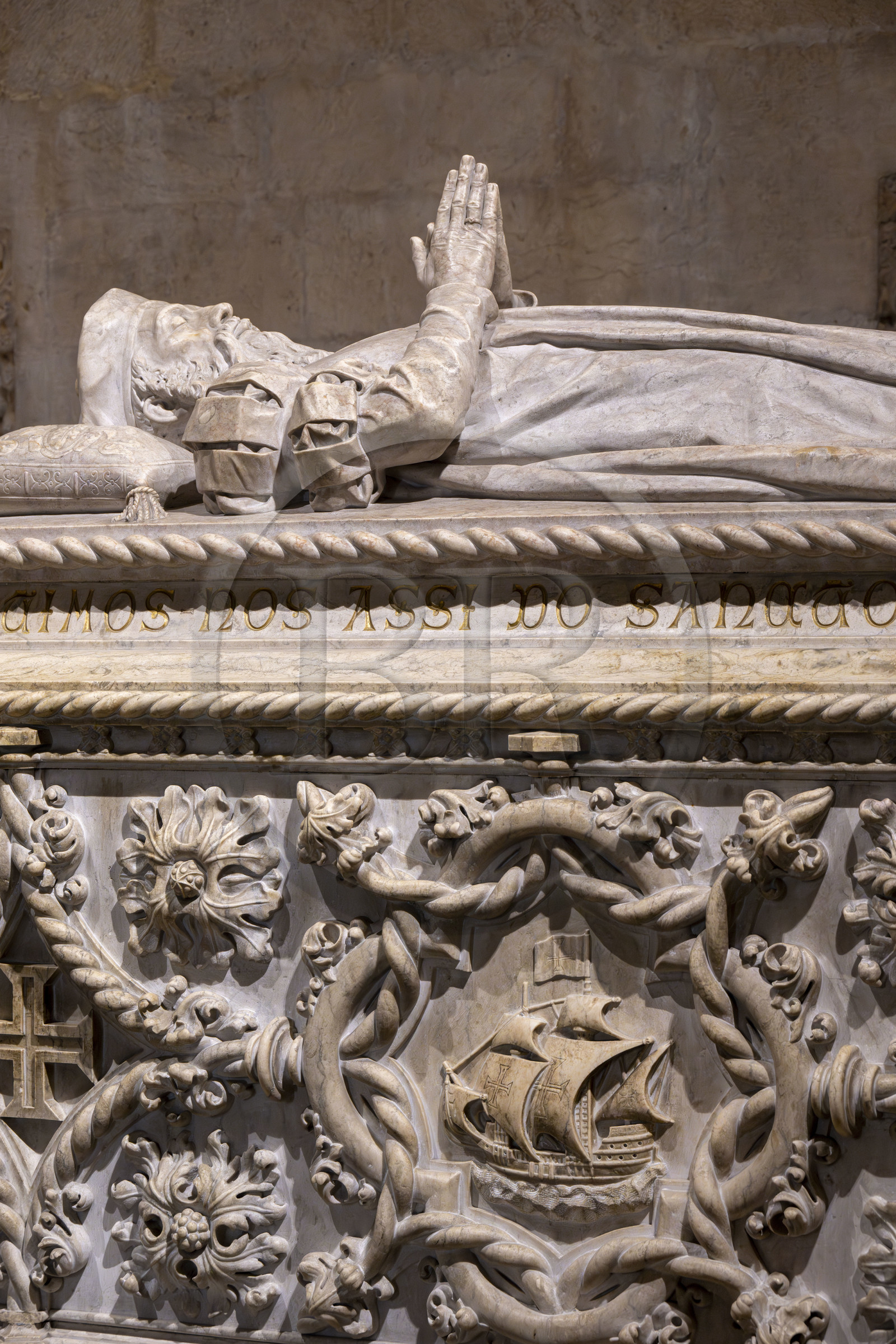 Portugal, Lisbonne, Bélem, Monastere des Hiéronymites (Mosteiro dos Jerónimos), classé Patrimoine Mondial de l'UNESCO, église Santa Maria, tombeau de Vasco de Gama sculpté de cordages, de sphères armillaires et autres emblèmes marins, il est de style manuélin