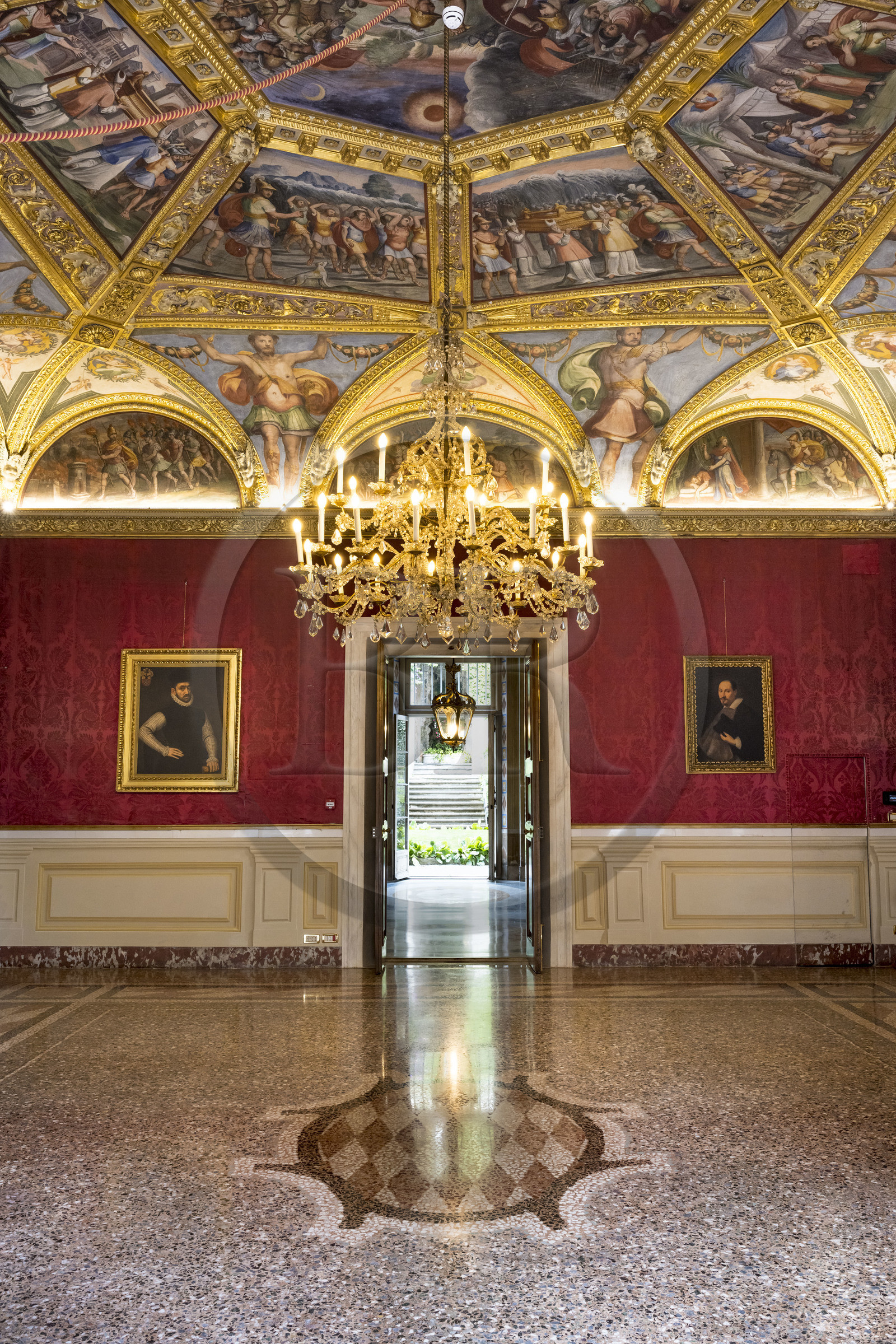 Italie, Ligurie, Gênes, palais des Rolli classés Patrimoine Mondial de l'UNESCO, le palazzo Interiano Pallavicino construit en 1567, le salon du premier étage noble, au sol le blason des Grimaldi auxquels le palais à aussi appartanu
