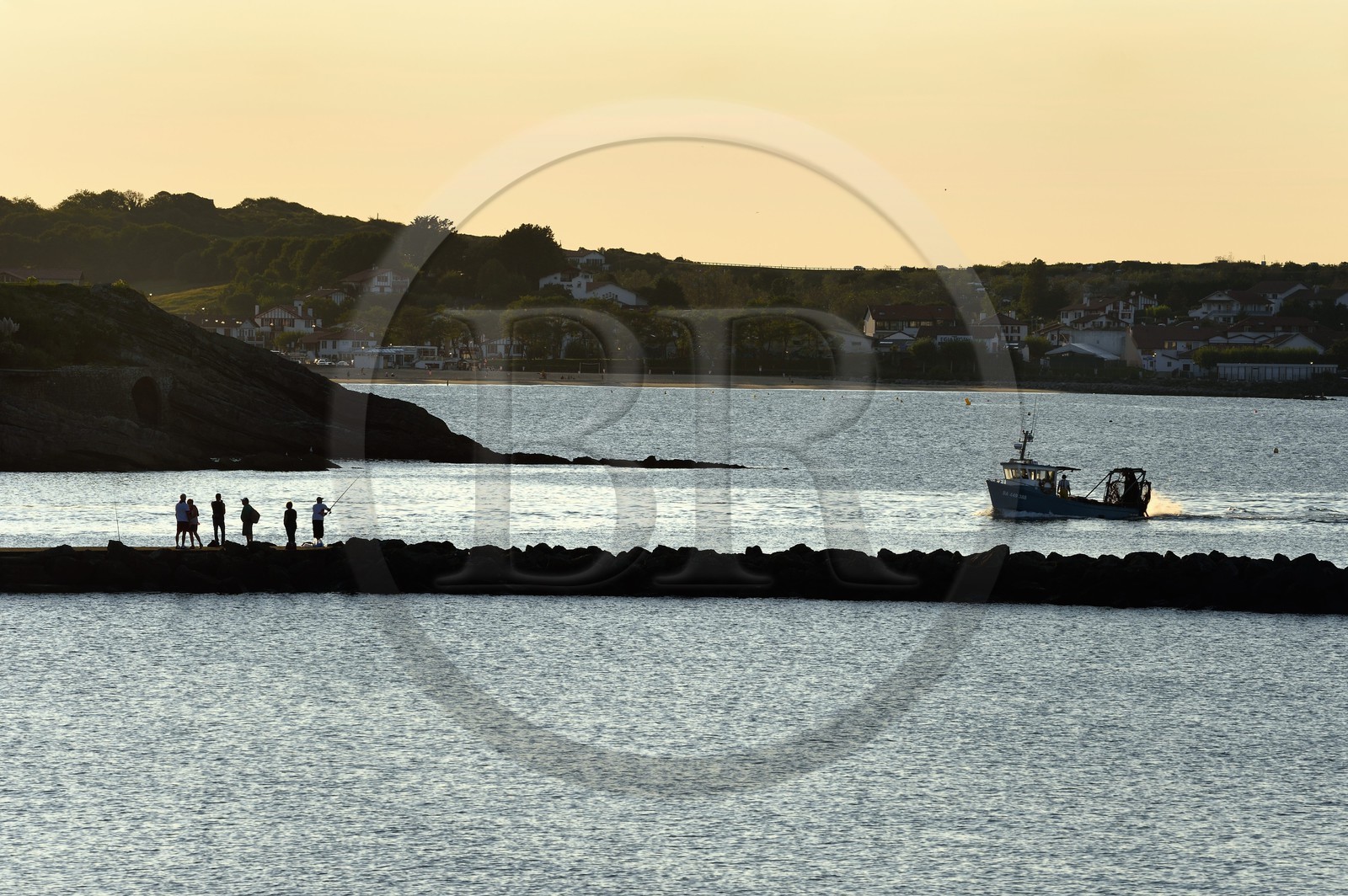 France, Pyrénées-Atlantiques (64), Pays-Basque, Ciboure, retour d'un bateau de pêche dans la baie de Saint-Jean-de-Luz et la plage en arrière plan