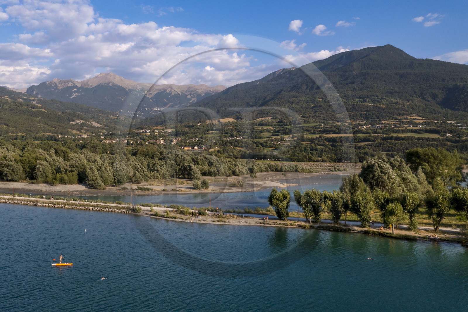 France, Hautes Alpes (05), Embrun, la base de loisirs sur le plan d'eau d'Embrun isolé du lac de Serre Ponçon par une digue promenade