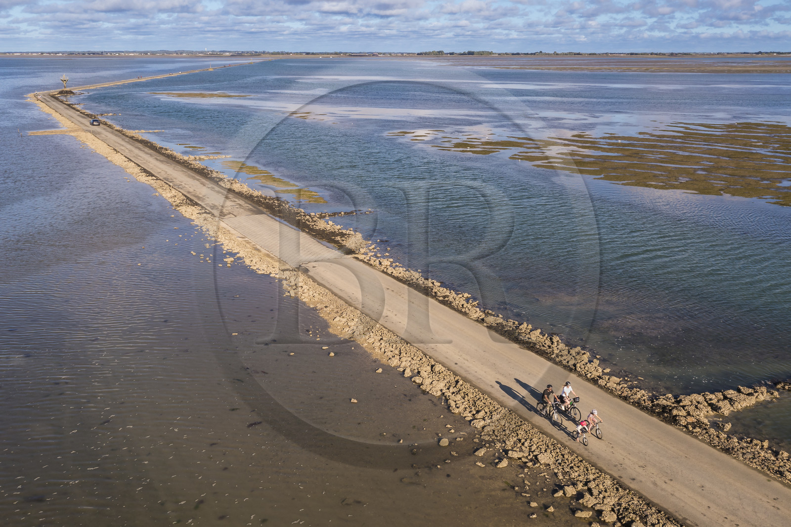 France, Vendée (85), île de Noirmoutier, Barbatre, cyclistes sur le passage du Gois à marée montante, chaussée submersible qui relie l'île au continent à marrée basse (vue aérienne)