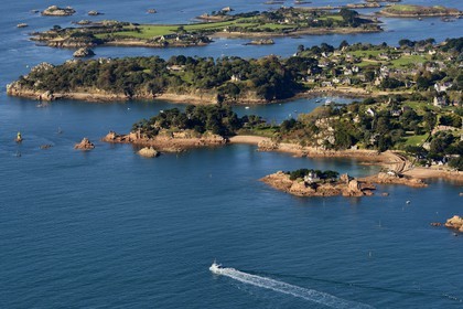 France, Côtes-d'Armor (22), Ile de Bréhat, Ile de Béniguet (ou Biniguet) à l'arrière plan (vue aérienne)