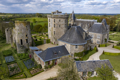 France, Vendée (85), Sèvremont, le chateau de la Flocellière, gite et chambre d'hotes (vue aérienne)