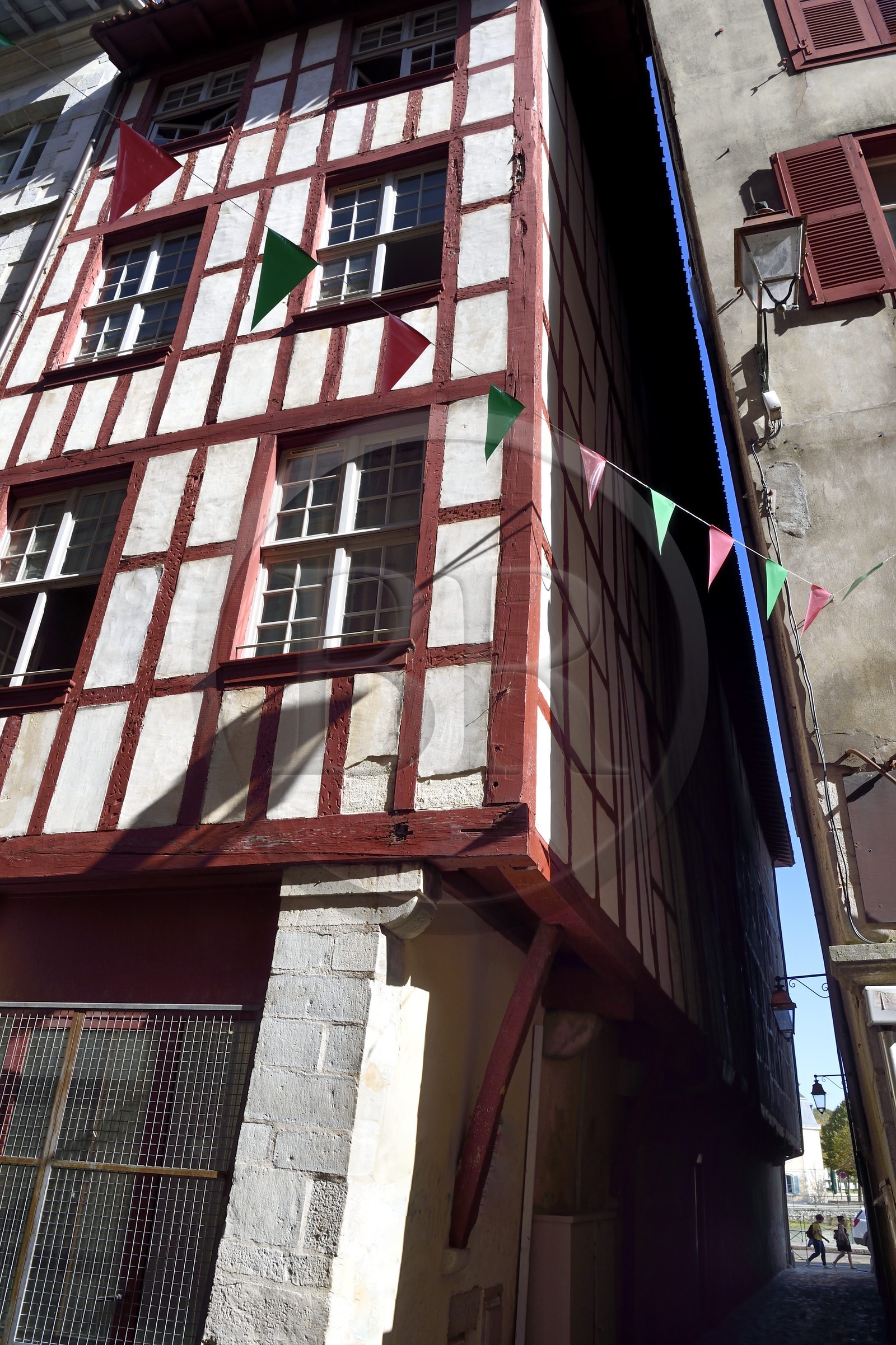 France, Pyrénées-Atlantiques (64), Pays-Basque, Bayonne, maison traditionnelle à pans de bois à l'angle de la rue des Basques et de la ruelle des Basques qui rejoint la Nive
