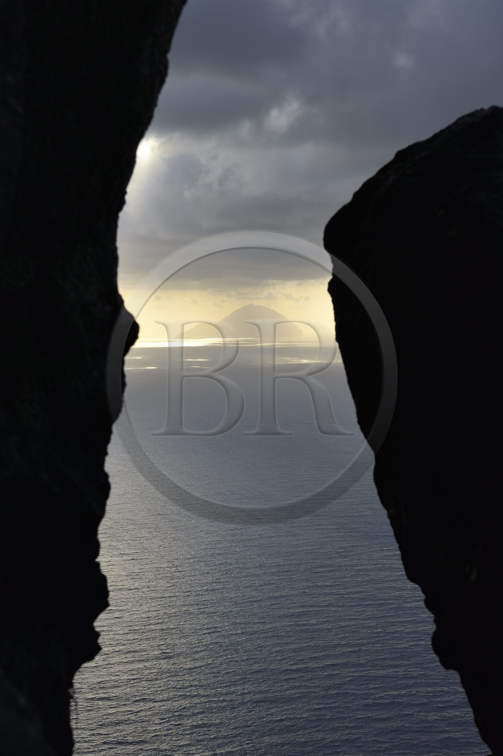 Italie, Sicile, iles Eoliennes, classées Patrimoine Mondial de l'UNESCO, Ile de Lipari, cote Nord-Ouest à Quattropani, l'Ile de Filicudi en arrière plan