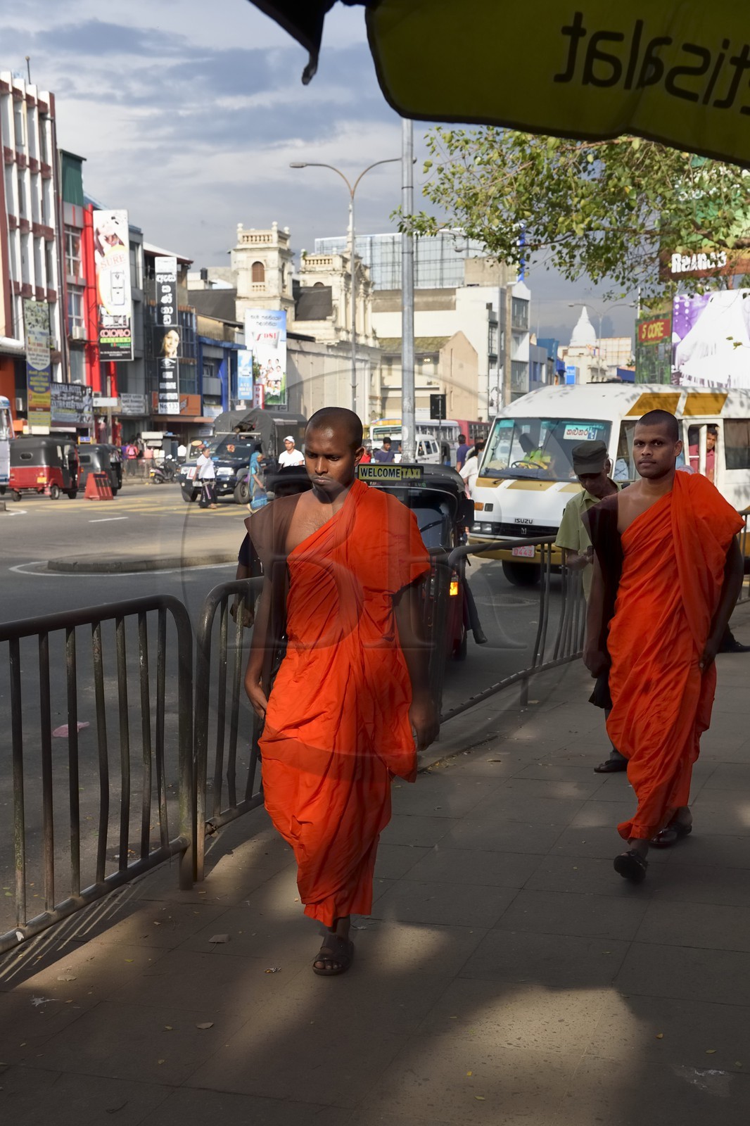 Sri Lanka, province de l'ouest, district de Colombo, Colombo, moines bouddhistes dans le quartier de Pettah