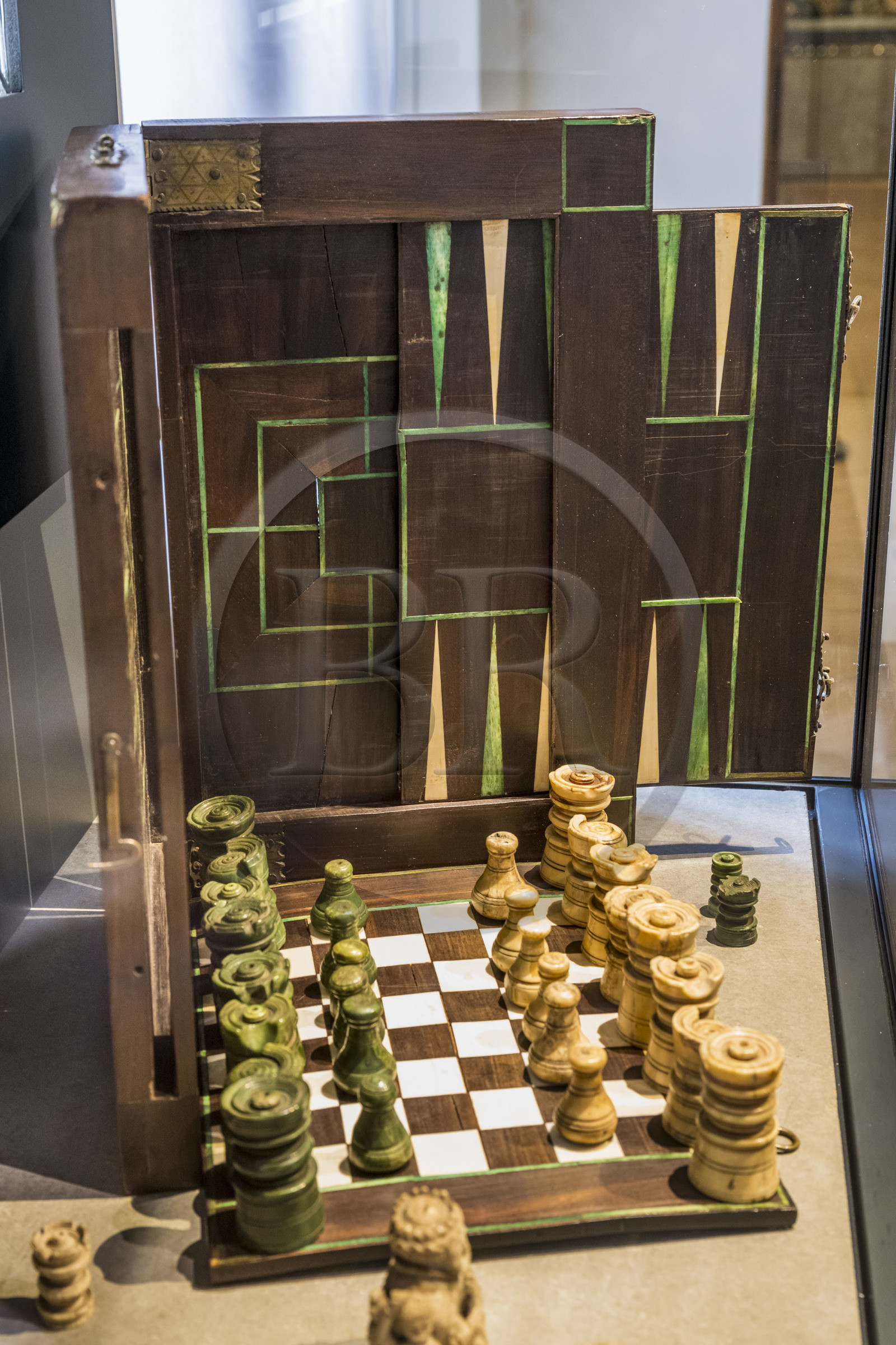 France, Paris, Musée de Cluny - Musée national du Moyen-Age (Middle Ages Museum in the former Hotel de Cluny),  games box of the middle-age around 1500 among which chess