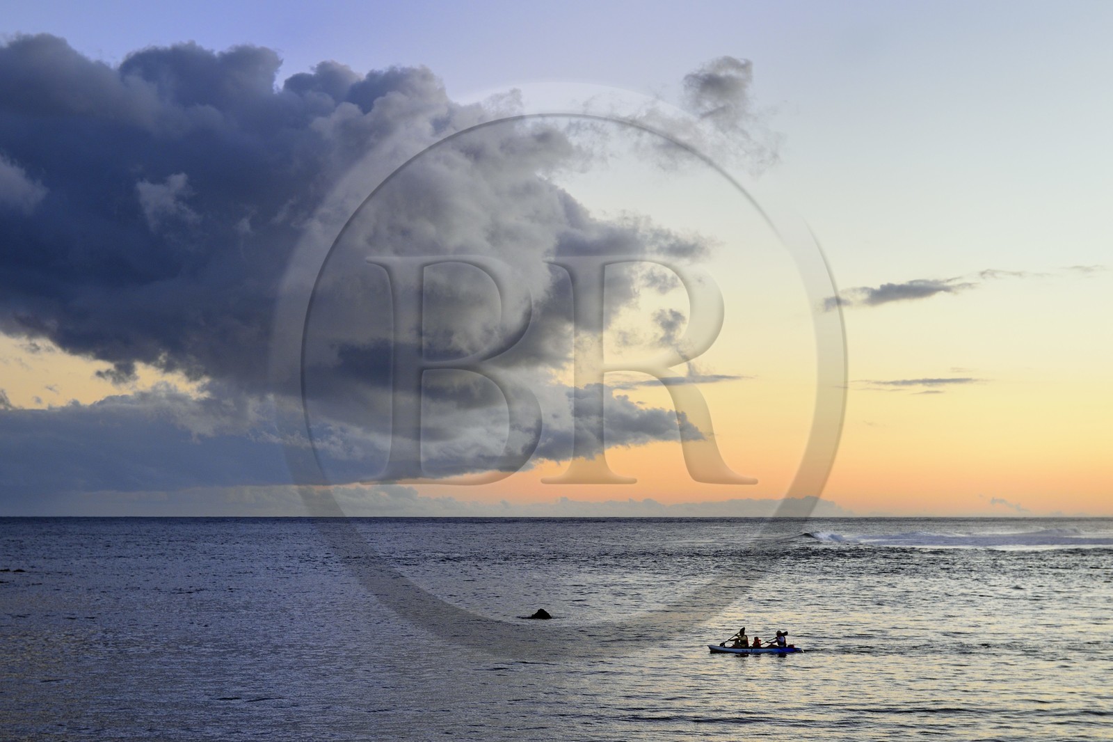 France, Ile de la Reunion, ville de Saint-Pierre, extrémité sud du lagon de St Pierre au lieu dit Terre Sainte, canoé