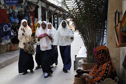 Tanzanie, archipel de Zanzibar, île de Unguja (Zanzibar), ville de Zanzibar, quartier Stone Town, classé Patrimoine Mondial de l' UNESCO, jeunes écolières dans une ruelle de la vieille ville dans le quartier de Shangani