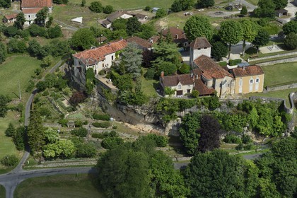 France, Dordogne (24), Périgord Vert, Condat-sur-Trincou, l'église Saint-Etienne et son clocher-porche (vue aérienne)