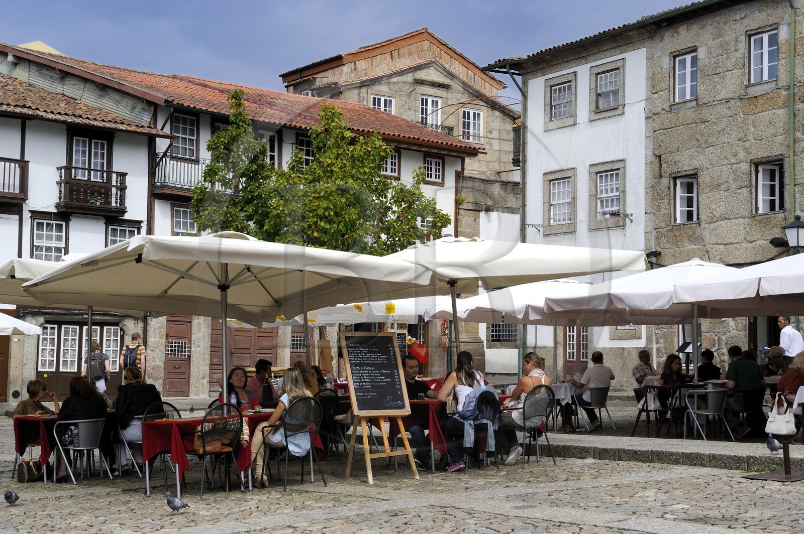 Portugal, région du Minho, Guimaraes, ville classée Patrimoine Mondial de l' UNESCO, terrasses de restaurants sur la place Santiago