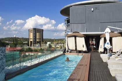 Namibie, région de Khomas, Windhoek, la piscine sur la terrasse de l'hotel Hilton et le Independence Memorial Museum construit par la Corée du Nord en arrière plan