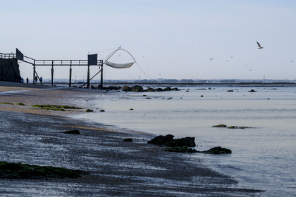 France, Loire-Atlantique (44), Baie de Bourgneuf, La Bernerie-en-Retz, cabane de pêche traditionnelle au carrelet en bordure de la plage de Crêve-coeur