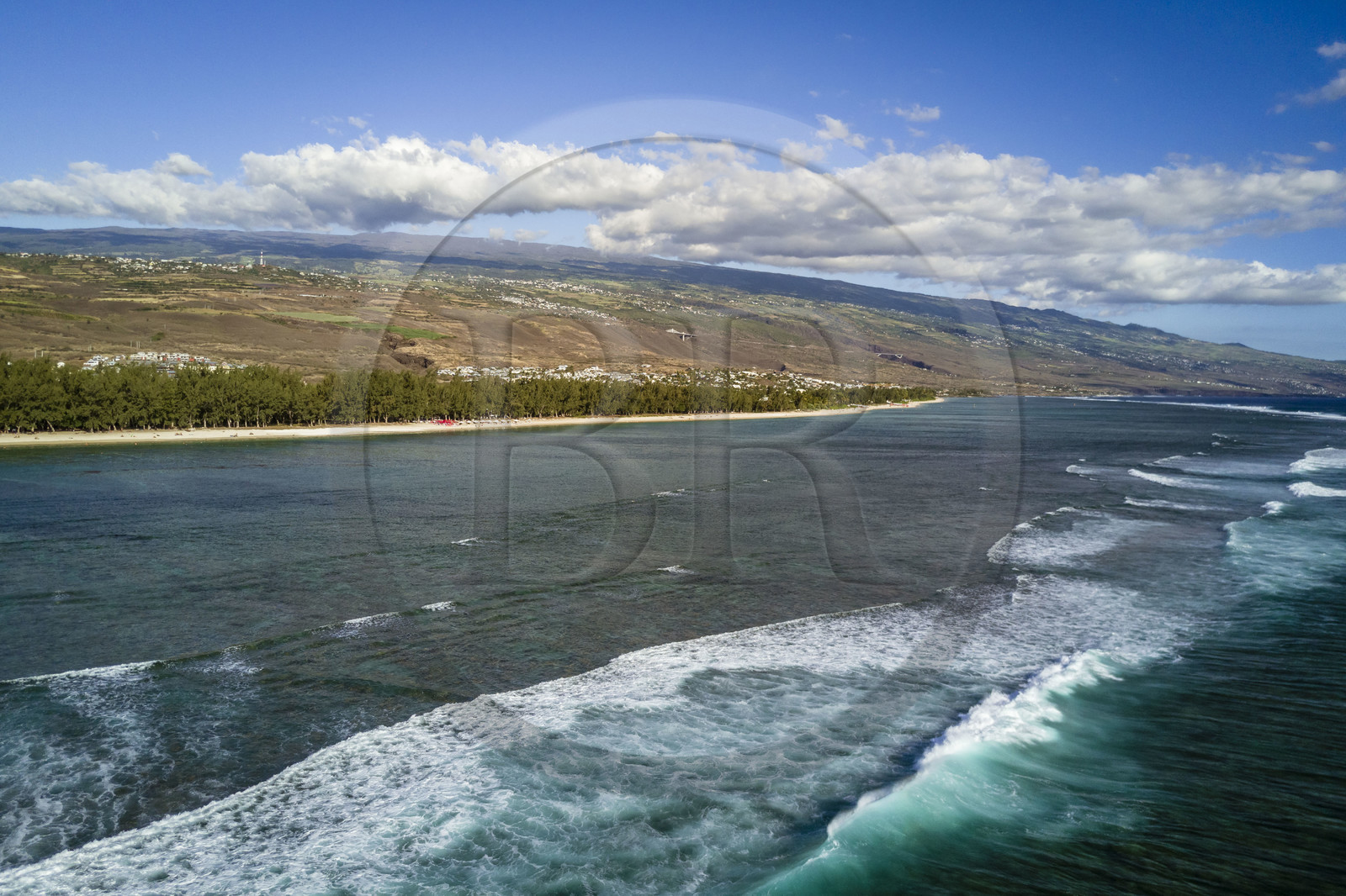 France, île de la Réunion, la Cote Ouest, plage du lagon de Saint-Gilles-Les-Bains à l'Ermitage-les-Bains, la limite Est du lagon (vue aérienne)