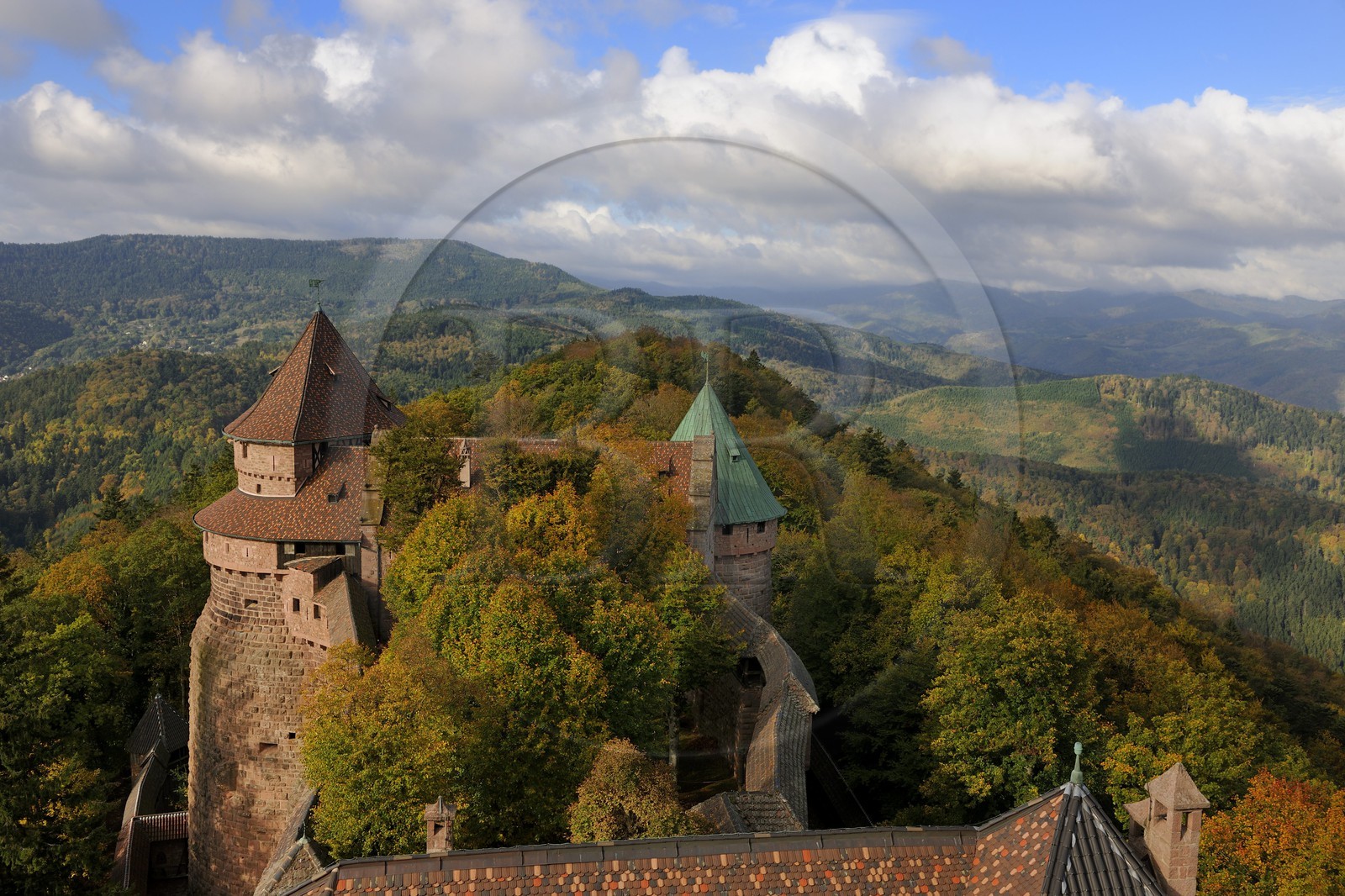 France, Bas-Rhin (67), le château du Haut-Koenigsbourg, le Grand Bastion surplombant la forêt alentours et le jardin supérieur