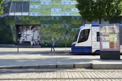 France, Haut-Rhin (68), Mulhouse, arret du tramway devant le centre commercial Porte Jeune des architectes B. Reichen, P. Robert TOA, Rame Avanto Siemens du tram-train mulhousien