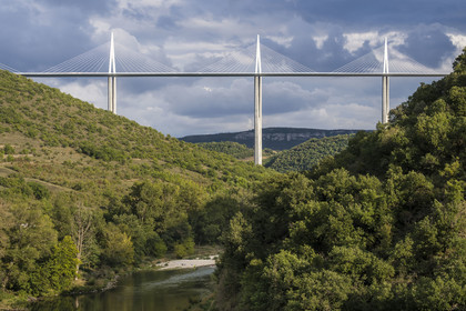France, Aveyron (12), parc naturel régional des Grands Causses, Peyre, le viaduc de Millau des architectes Michel Virlogeux et Norman Foster, entre le Causse du Larzac et le Causse de Sauveterre au dessus du Tarn