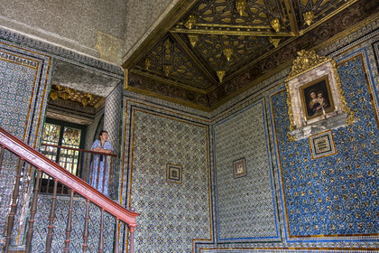 Espagne, Andalousie, Séville, la Casa de Pilatos (la maison de Pilate), palais de style mudéjar, la cage d'escalier est pourvue d'un riche décor d’azulejos du XVIe siècle et surmontée d'un plafond de marqueterie