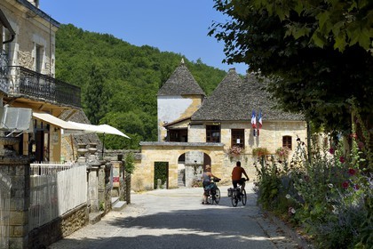France, Dordogne (24), Périgord Noir, Saint-Amand-de-Coly, labellisé Les Plus Beaux Villages de France, la mairie en arrière plan