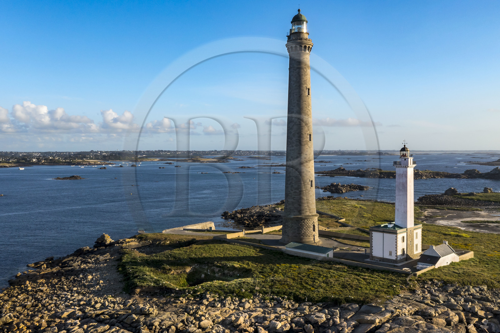 France, Finistère (29), Pays des Abers, Ile Vierge dans l'archipel de Lilia, le phare de l'Ile Vierge, le plus haut phare d'Europe avec 82,5 mètres, et l'ancien phare de 1845 (vue aérienne)