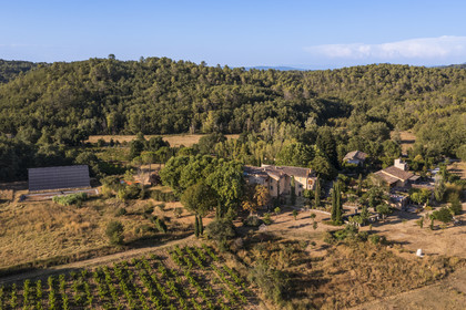 France, Var (83), Provence Verte, Bras, vers Saint-Maximin-la-Sainte-Baume, la maison d'hotes Le Peyrourier - une campagne en Provence (vue aérienne)