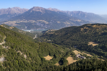France, Hautes Alpes (05), Crots, abbaye Notre-Dame de Boscodon du XIIe siècle, le Lac de Serre-Ponçon en arrière plan (vue aérienne)