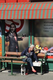 Islande, Reykjavik, lecture du journal devant une épicerie